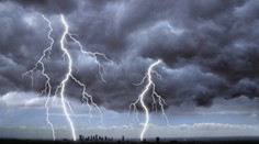 VAROVÁNÍ METEOROLOGŮ: Odpoledne udeří silné bouřky, o víkendu se prudce ochladí