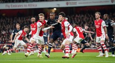 Arsenal porazil West Ham, Coufal viděl červenou kartu