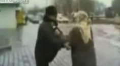 Video: Stařenka zbila policistu
