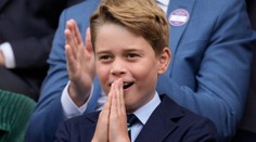 Princ George na nových fotkách. Gestem odhalil, v čem je stejný jako Kate