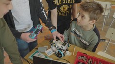 Žáci na Královéhradecku se utkali v závodu robotů. Mnozí z nich překvapili