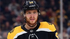 Ztráta pro Bruins! Pastrňák po večeři upadl a musel na operaci