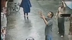 Obrovské drama: Chlapeček vypadl z 2. patra, lidé na ulici ho chytili! VIDEO