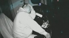 VIDEO: Strojvedoucí se s tím nemažou! Místo řízení vlaků čtou knihy, píší esemesky nebo spí!