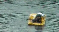VIDEO: Policisté na šlapadle zachránili sebevraha v centru Prahy!