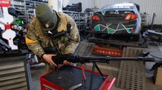 Pomoc kyjevských automechaniků. Servis upravuje ukořistěné ruské zbraně