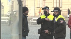 Policie kontrolovala nošení respirátorů. Nachytali mladíka jen s rouškou