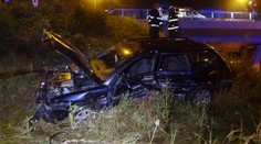 Auto po smyku prorazilo svodidla a zřítilo se ze srázu vedle mostu