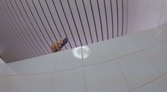 Muž si chtěl mobilem natočit cizí ženu na záchodě. Už ho mají