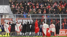 Tvrdíkovi se nakonec v Pardubicích líbilo a po zápase pomohl uklidit stadion