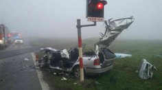 Tragédie na přejezdu: Vlak smetl plně obsazené auto! Dva mrtví