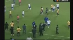 VIDEO: AUUU! Bláznivý gólman napadl trenéra. Dal mu ukázkovou hlavičku