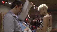 Blonďatá modelka seděla, ležela, klečela... a fotila