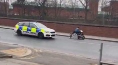 VIDEO: Tohle jen tak neuvidíte. Žena ujížděla policii na vozíku