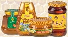 Některé medy se ředí lacinými sirupy, jiné obsahují pesticidy. SEZNAM