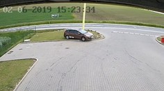 To se vyplatí... Muž chtěl odjet bez zaplacení. Naboural, co se dalo