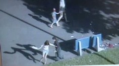Kopal do ženy na ulici před kamerami