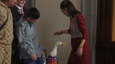 Komický moment na MS. Prezidentku Mexika chtěl kousnout maskot, video je virální