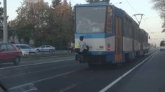 Šílená "zábava". Mladí se vozí na oji tramvaje, riskují život!