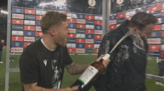 Pivní sprška pro kata Leverkusenu. Kluci můžou dělat, co chtějí, smál se trenér