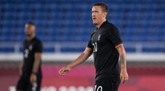 Vezmeš si mě? Německý fotbalista požádal přítelkyni v přímém přenosu