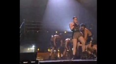 VIDEO: Jennifer Lopez spadla na zadek. Tanec ale nevzdala