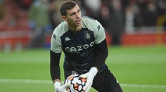 Fotbal musí počkat. Hvězdný brankář spěchal za tátou do nemocnice