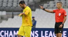 Zápas blbec. Brankář Sportingu zavinil dva góly, navíc dostal červenou