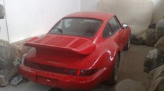 Luxusní porsche pod haldou padělků