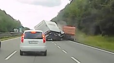 VIDEO: Dodávka v plné rychlosti narazila do odstavené tatry. Řidič byl zrovna pod vozem