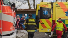 Tragédie v Paskově. Hasiči vynesli z hořícího bytu dvě děti, jedno nepřežilo