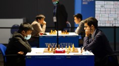 Mají šachy nového génia? Šestnáctiletý talent porazil světovou jedničku