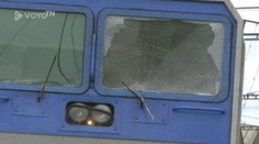 FOTO: Autobus MHD uvízl u Plzně NA KOLEJÍCH! SRAZIL HO RYCHLÍK!