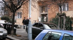 Muž v Praze ohrožoval sousedy pistolí, šlo na něj komando