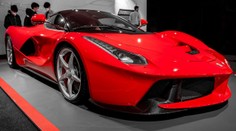 Aktivisté se na výstavě aut přilepili ke sporťákům Ferrari a polili je barvou