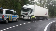 Mladý motorkář nezvládl zatáčku. Narazil do kamionu a zemřel