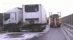 Hromadná nehoda u Velvar! Srážka kamionů a osobáků