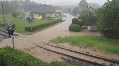 Česko zasáhl vichr: Spadlé stromy, zničené střechy a zatopené sklepy