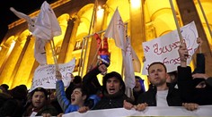Demonstranti volali po reformě voleb, policie je tvrdě rozehnala