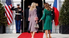 Trumpův trapas: Zapomněl na focení, manželky jen krčily rameny