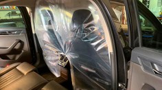 Pražští taxikáři si upravují auta. Proti koronaviru má chránit igelit! VIDEO