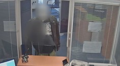 Podvodníci v přestrojení lidem v bankách vybírali účty. Hrozí jim osm let vězení
