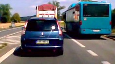 Riskantní souboj u zastávky: Má přednost autobus, nebo auto?