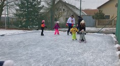 Lidé v Jihlavě si udělali vlastní kluziště. Teď mají utrum, město jim ho zakázalo