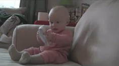 Tohle video vás dostane! Dítě se směje trhání papíru. A je kouzelné