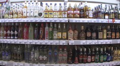 Bezdomovci v Ostravě začali pít alkohol rovnou v prodejně. Policie je na ně krátká