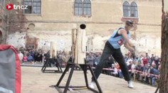 VIDEO: Soutěž dřevorubců. Řetěz pily vymění za 12 sekund