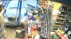 VIDEO: V luxusním mercedesu vjela do obchodu!