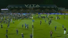 Scéna jako z Edenu. Fanoušek v Anglii srazil gólmana soupeře tvrdě k zemi