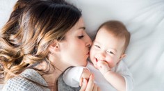 Pod maminkou našli mrtvého kojence! Zemřeli ve stejný den